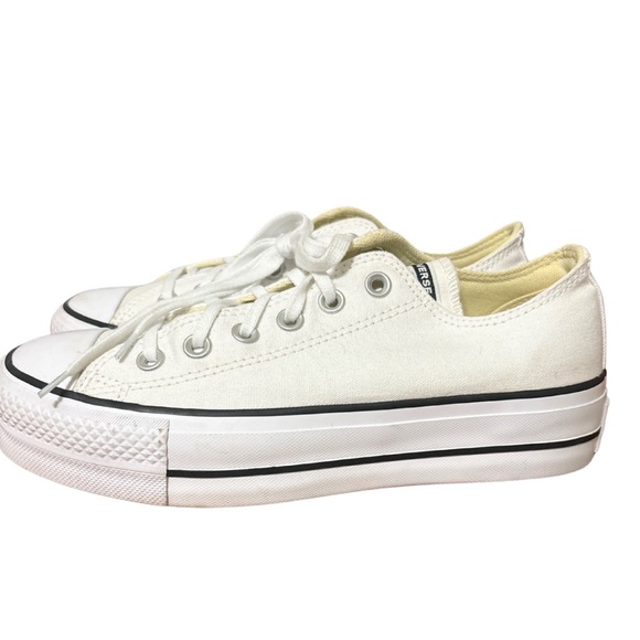 Converse Shoes - 🍁🎄 NEW Converse Chuck Taylor White Black Stripe Platform Women Sneaker Size 8